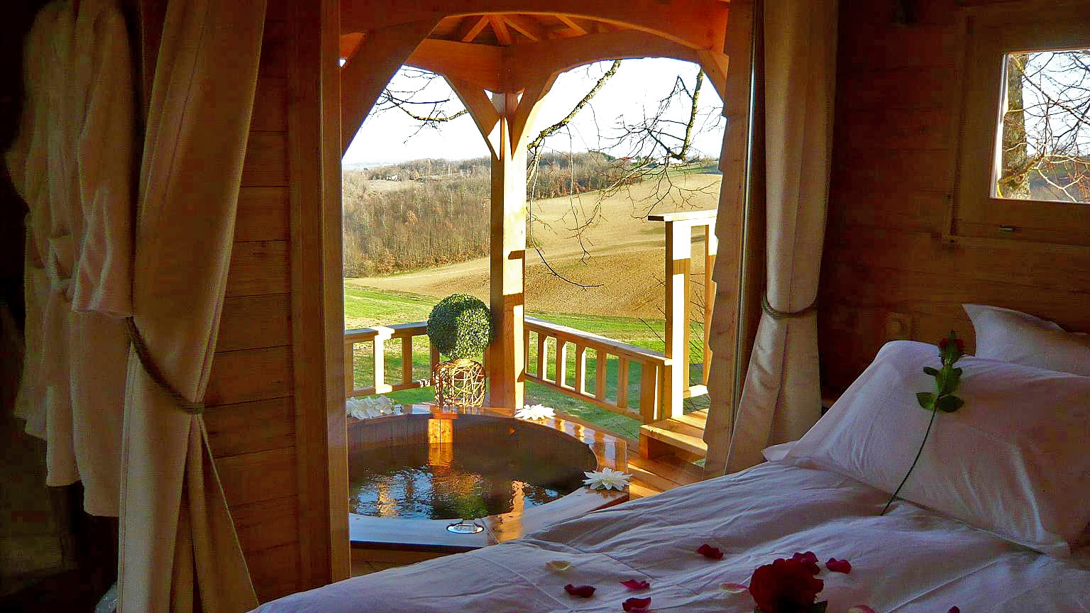 Romantic Treehouse With Hot Tub