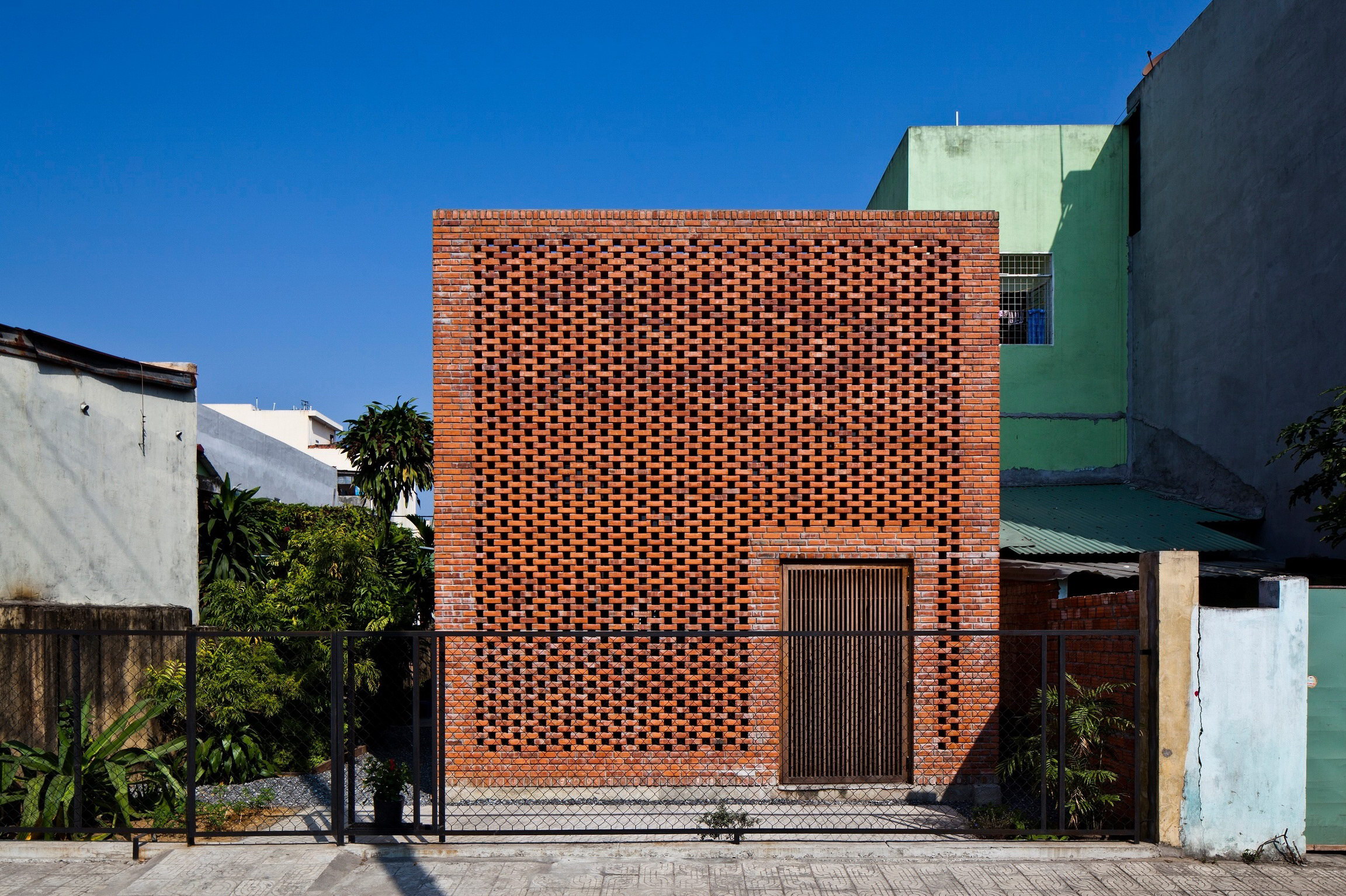Termitary House by Tropical Space