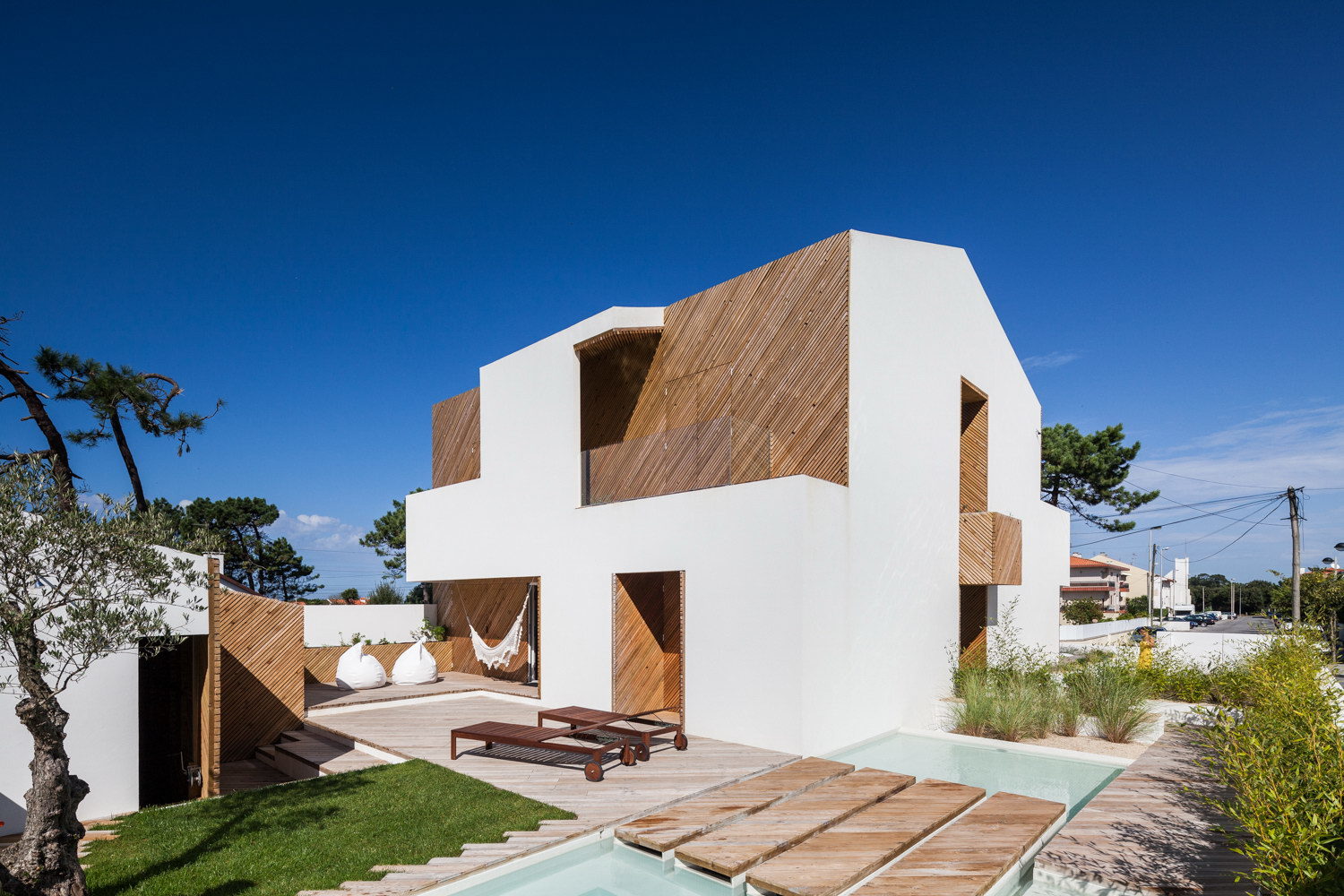 Silver Wood House by 3r Ernesto Pereira
