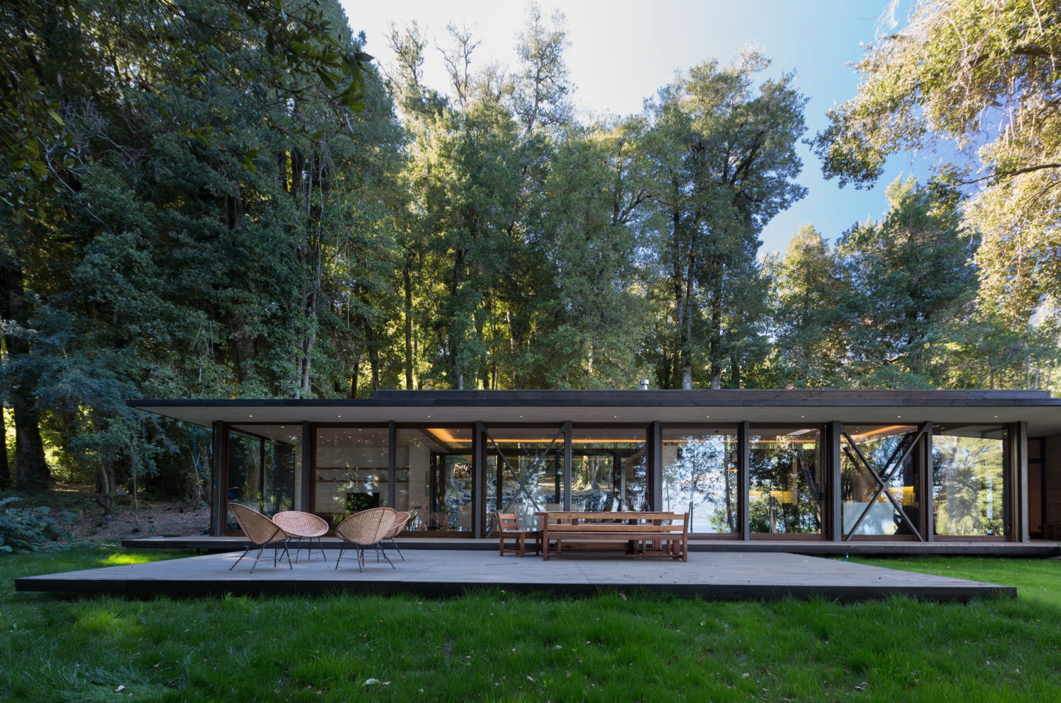 House in Lake Villarrica by Planmaestro