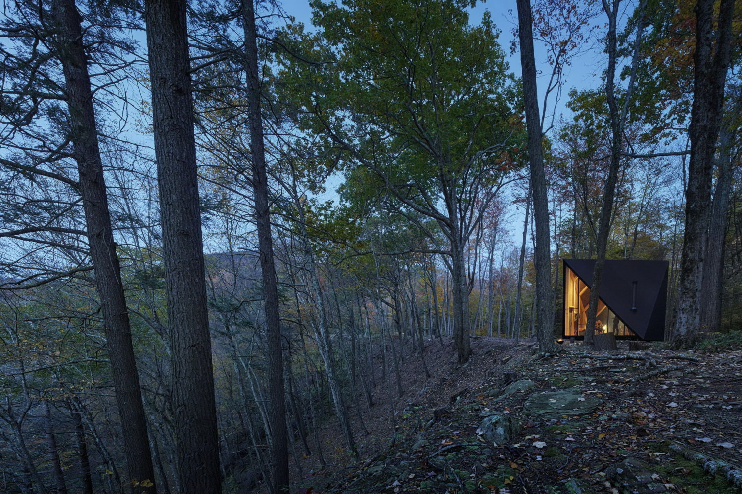 a45-tiny-triangular-cabin-in-new-york-by-big-wowow-home-magazine