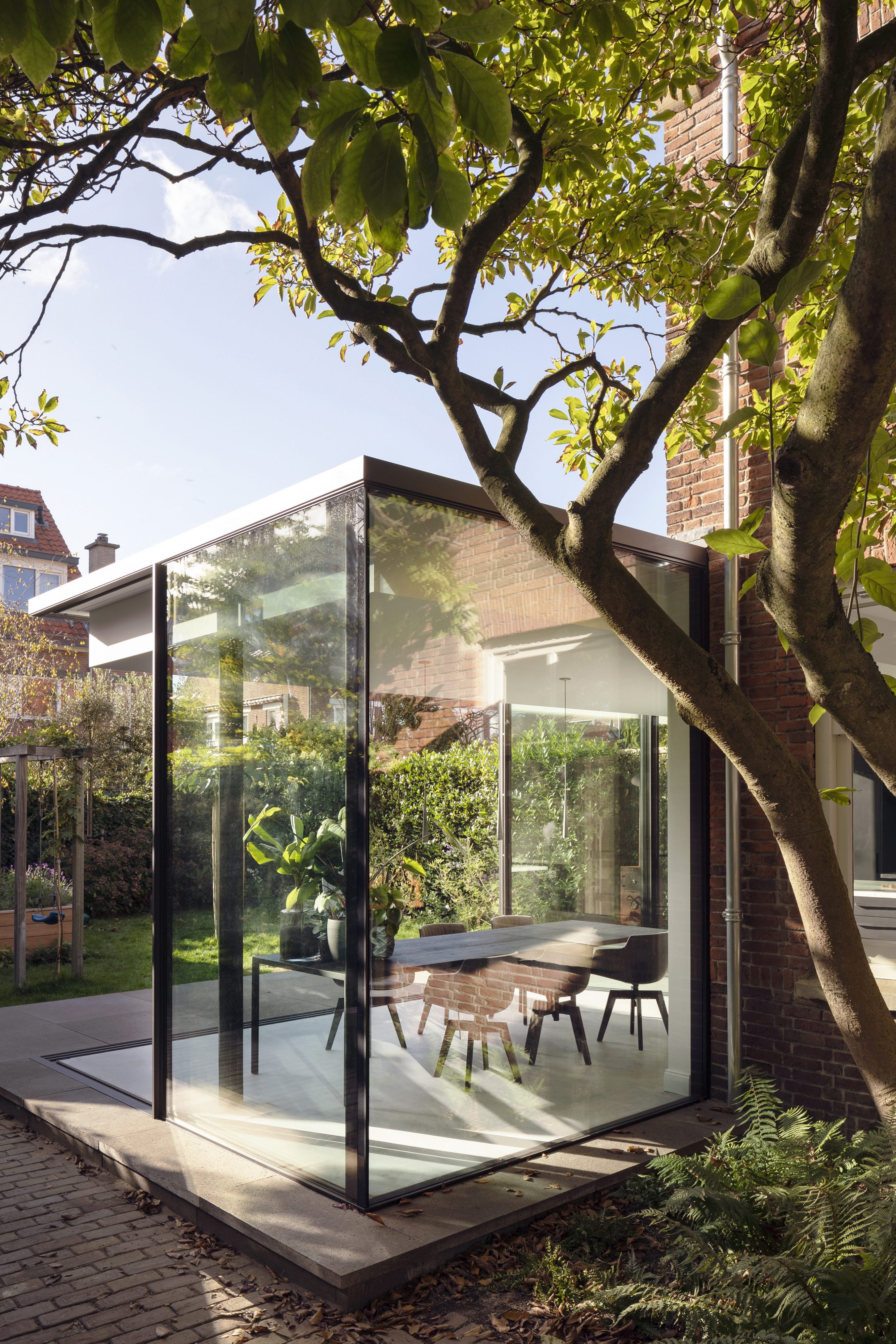 Fig Tree House – Glass Box Extension by Bloot Architecture
