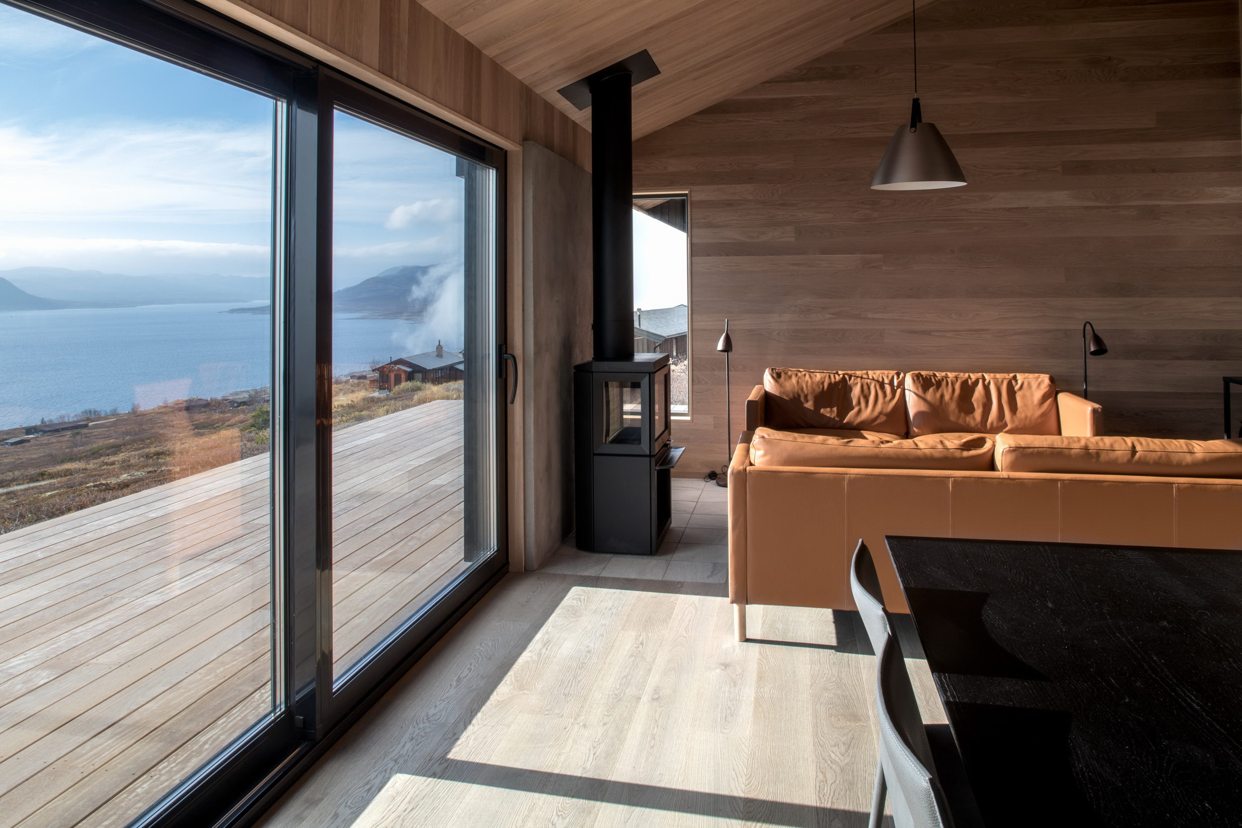 Дом с панорамными окнами в Норвегии на берегу
