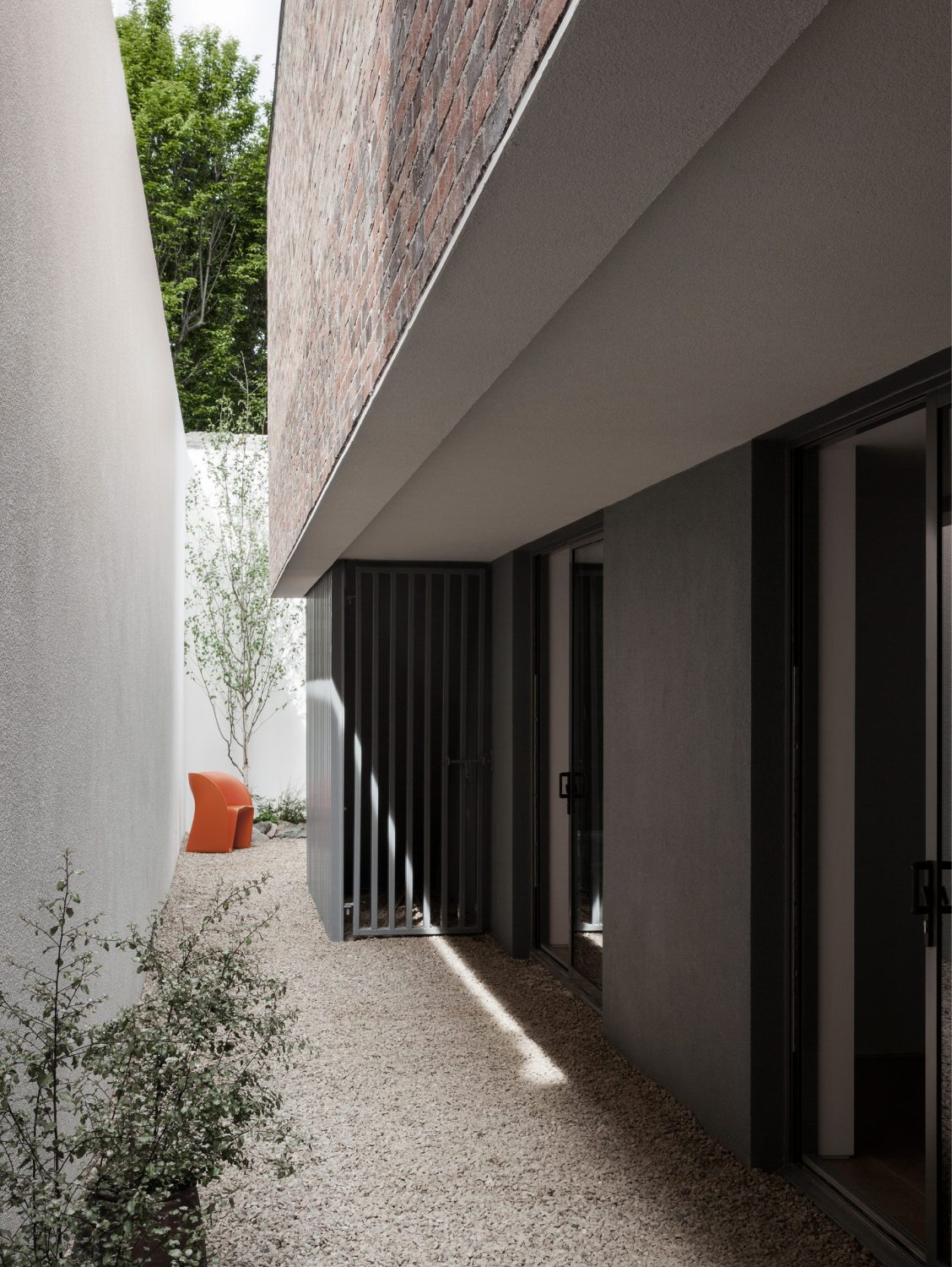 Alma Road – Inconspicuous Brick House by ODOS Architects
