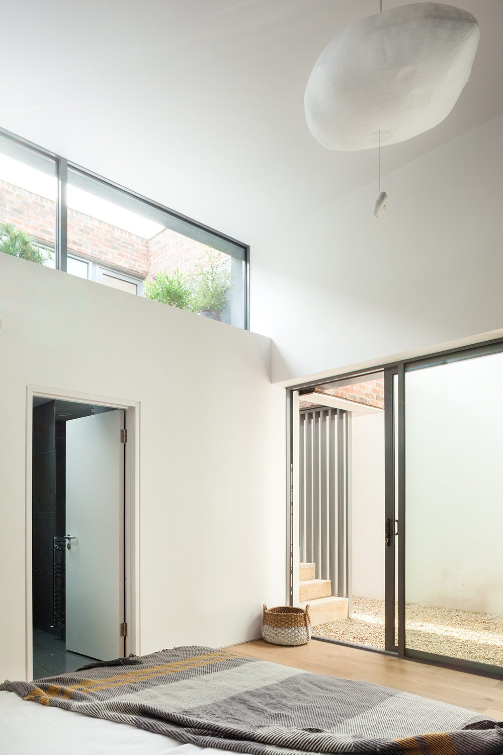 Alma Road – Inconspicuous Brick House by ODOS Architects