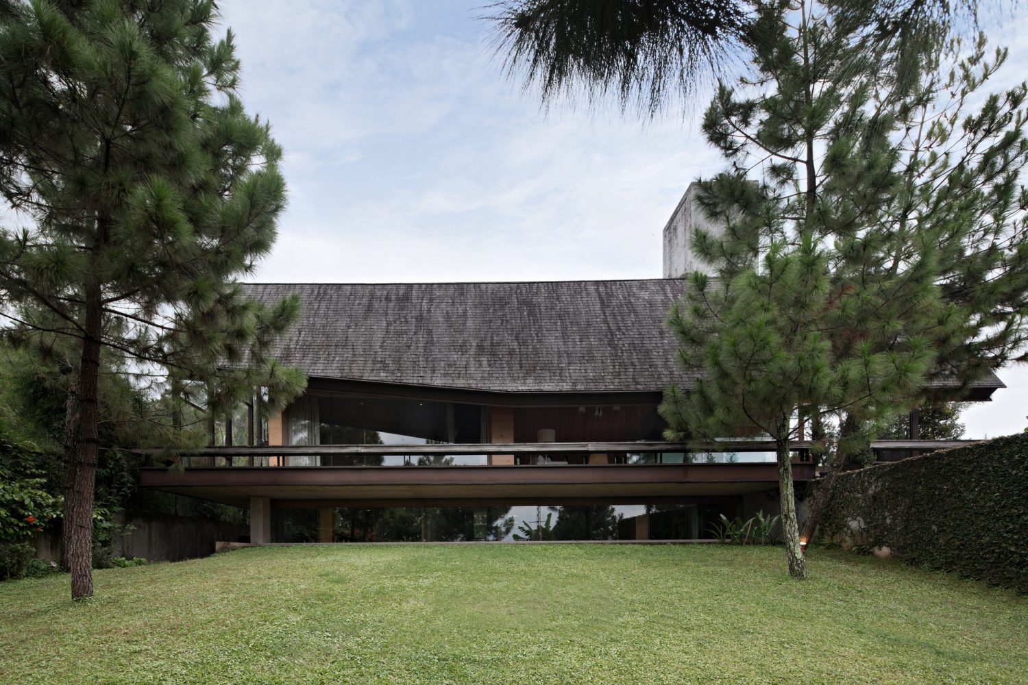EH House in Bandung, Indonesia by Andramatin