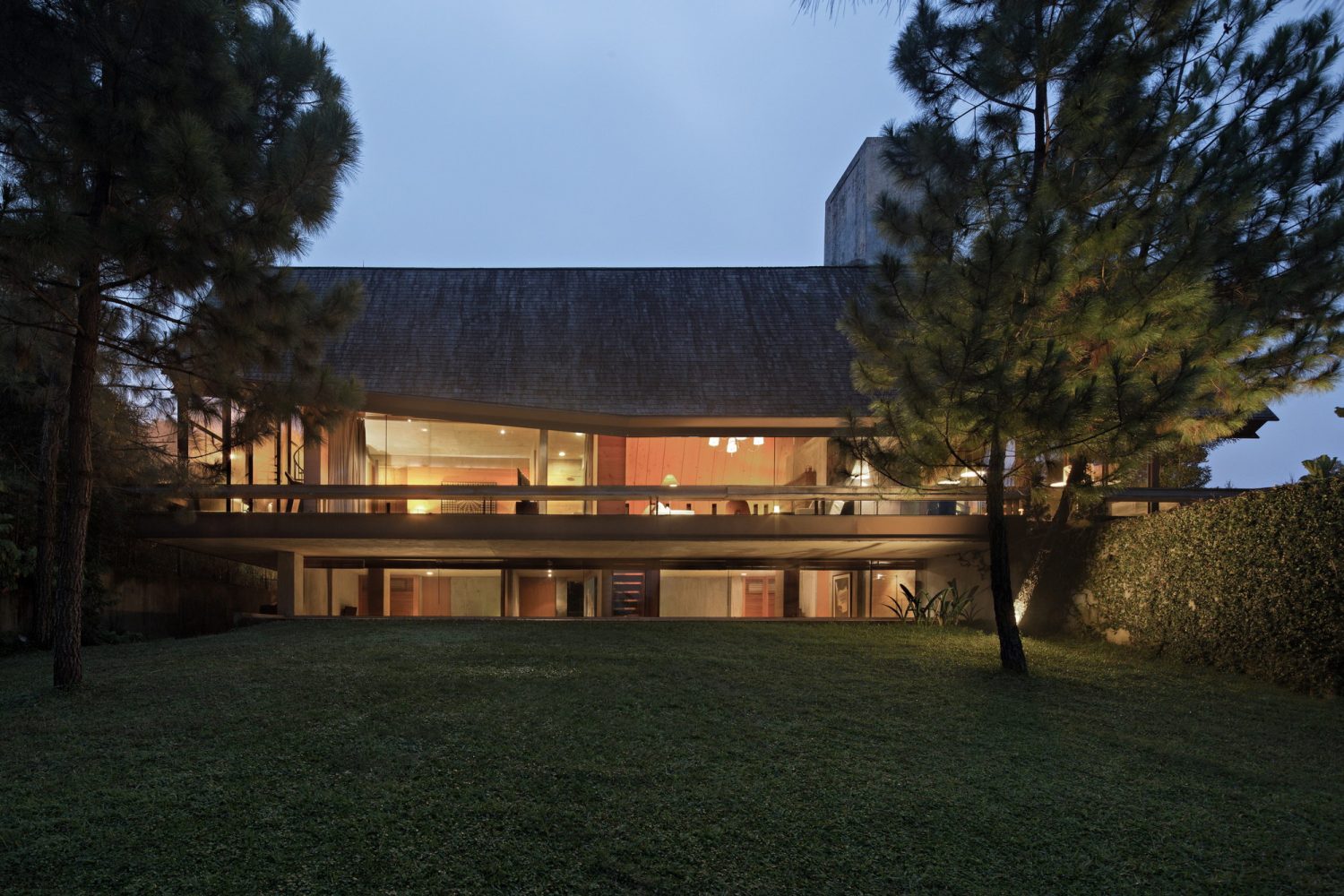EH House in Bandung, Indonesia by Andramatin
