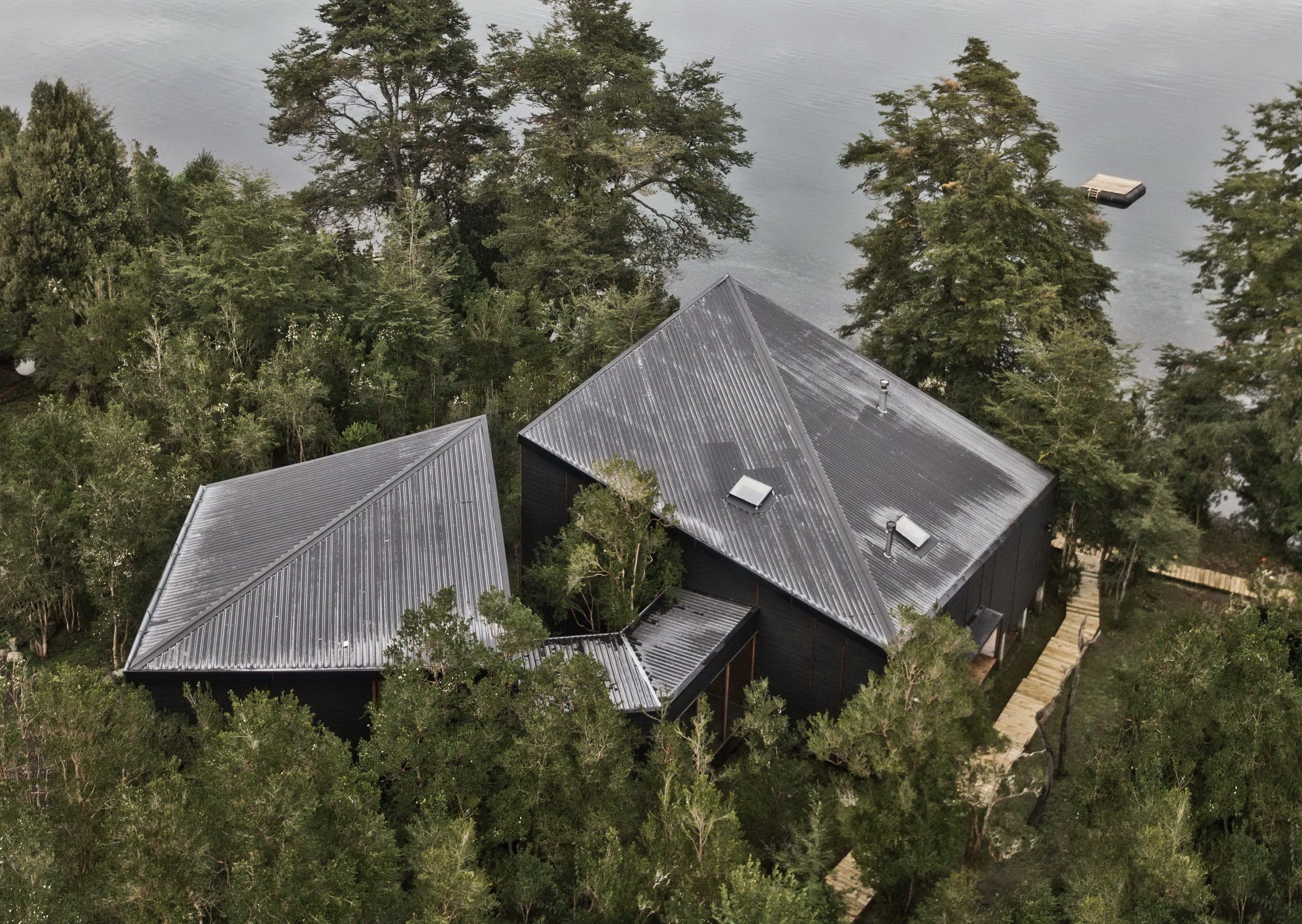 Split House – Lakeside Retreat by Hsu-Rudolphy