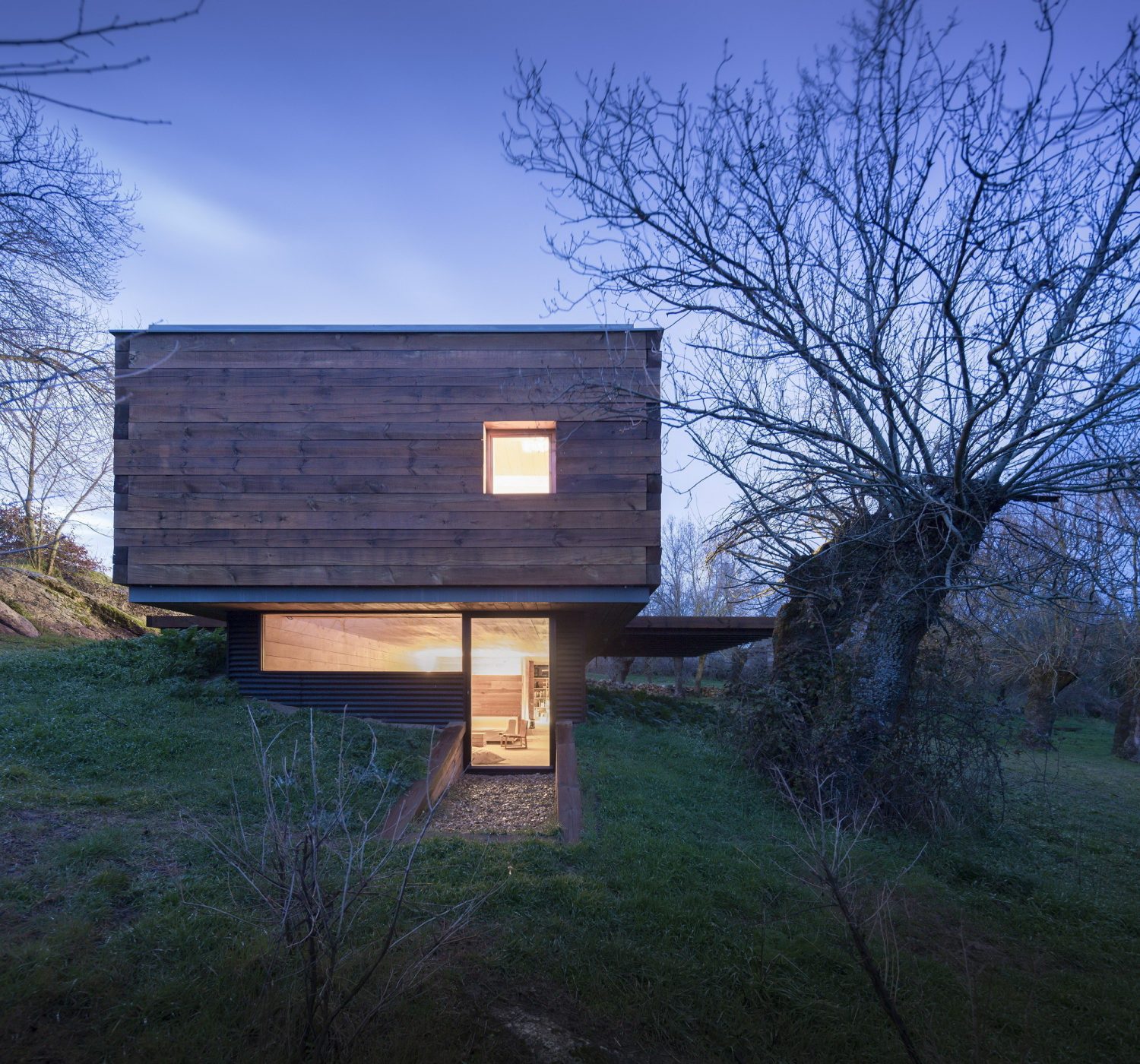B House by ch+qs arquitectos