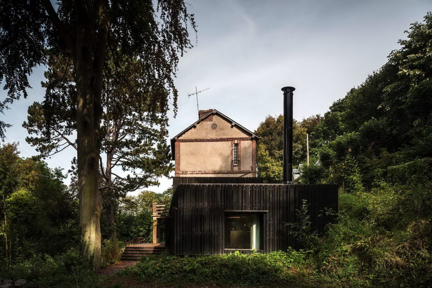 Black Wood House by Marchi Architectes
