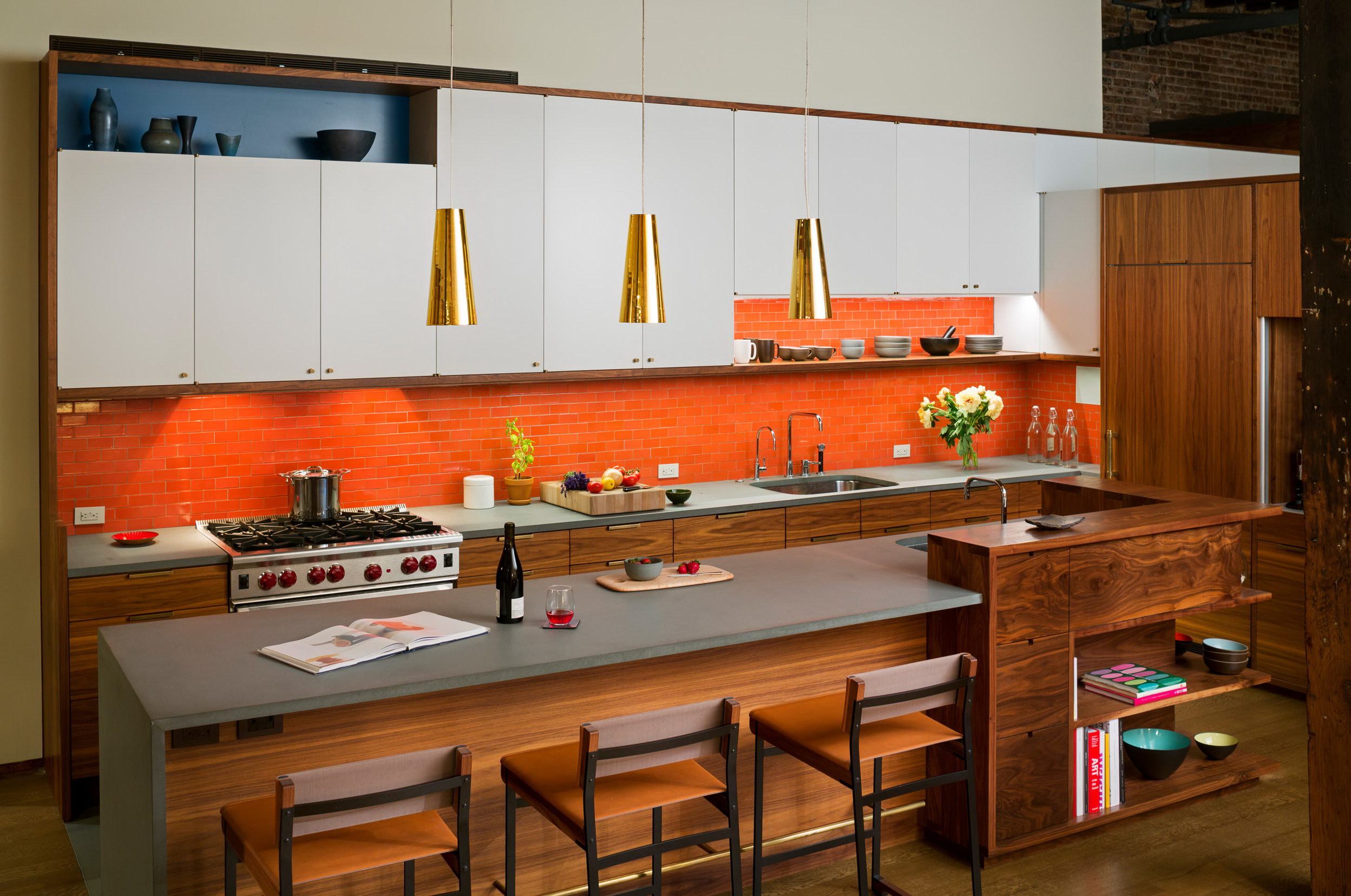Оранжевый фартук. Кухня в оранжевом стиле. Кухня в стиле лофт. Кухня терракотового цвета. Оранжевая кухня в интерьере.