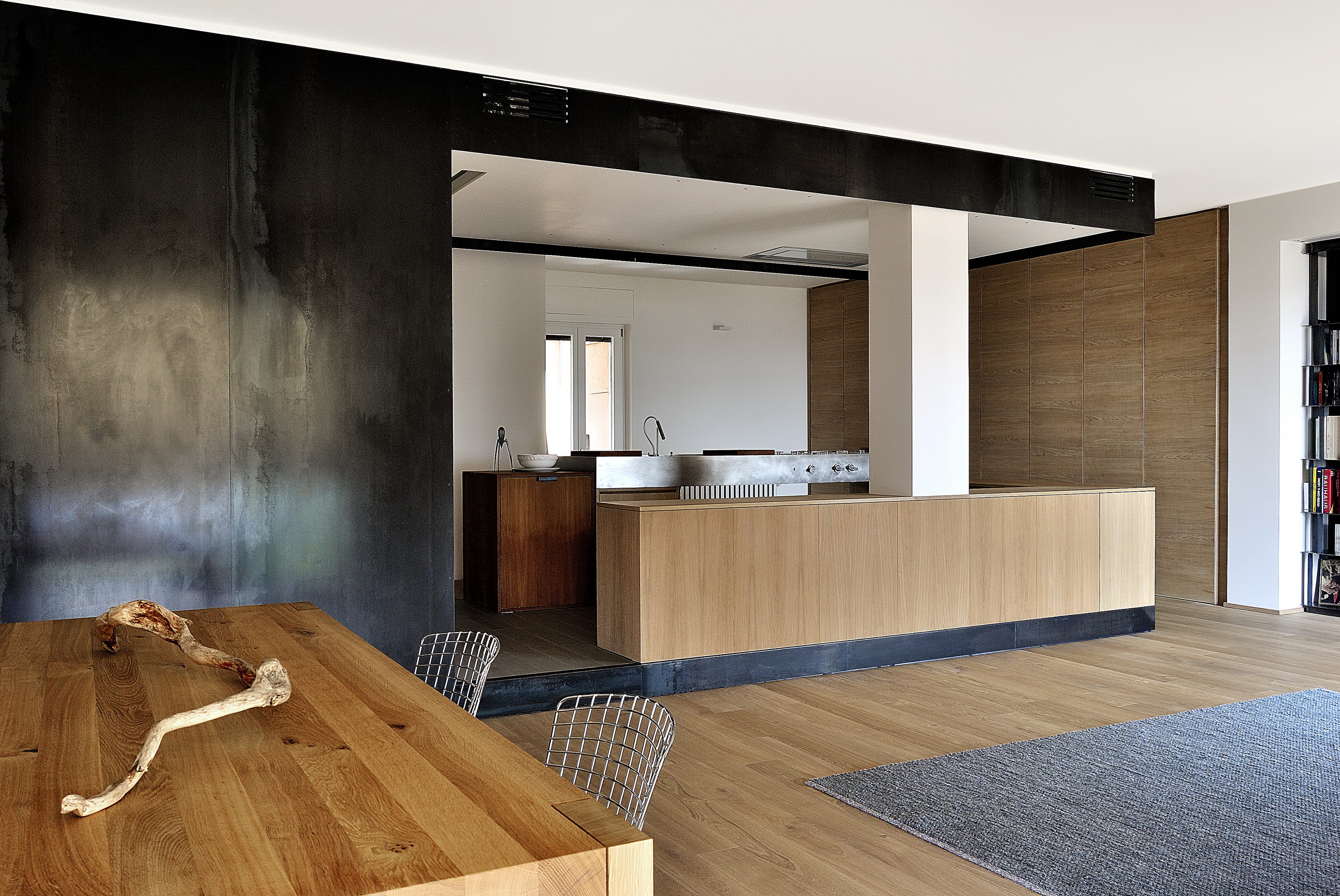 Wood and Iron Apartment by Luca Compri (LCArchitetti)