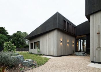 House Under Eaves by MRTN Architects