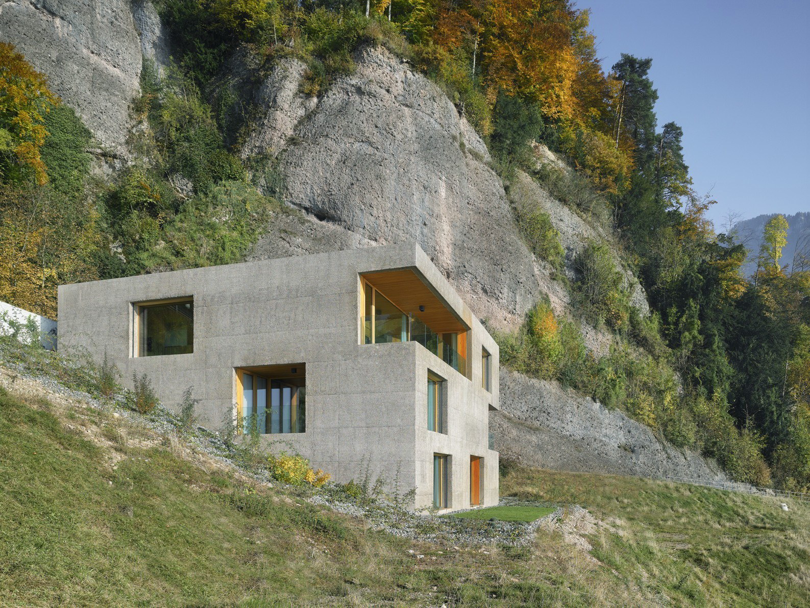 Горная дом 3. Отель на склоне горы Иджеван. Дом на Скалистом склоне в Венгрии. Швейцария ЭКОДОМ. Дом на крутом склоне горы в сейсмозоне.