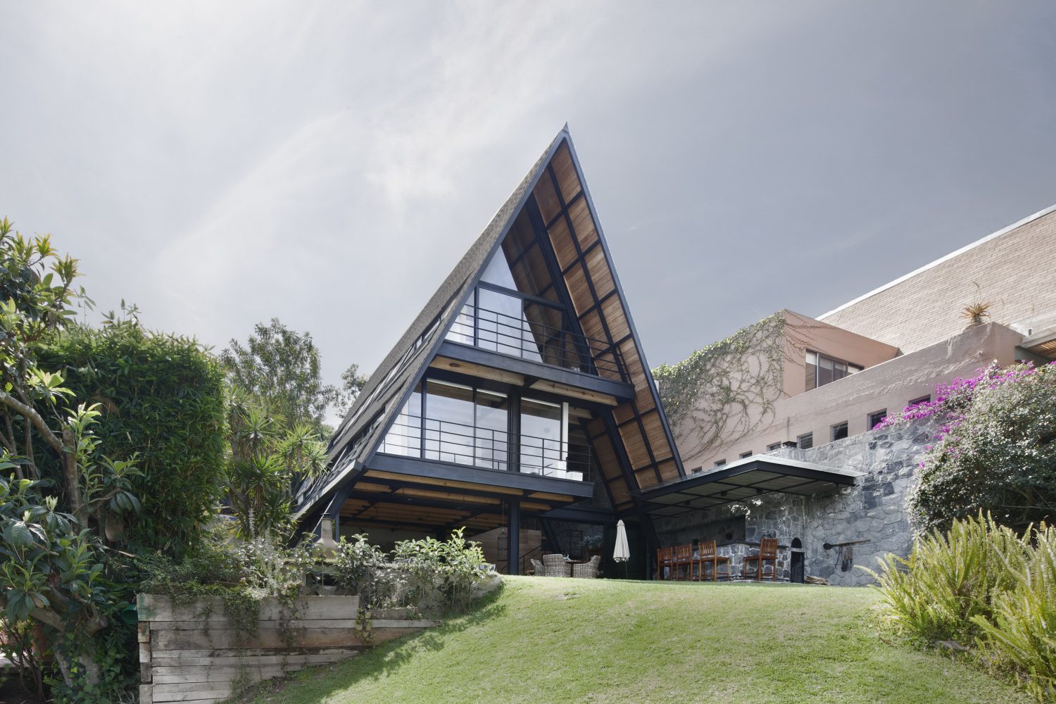 Casa A | A Spacious A-Frame House by Método