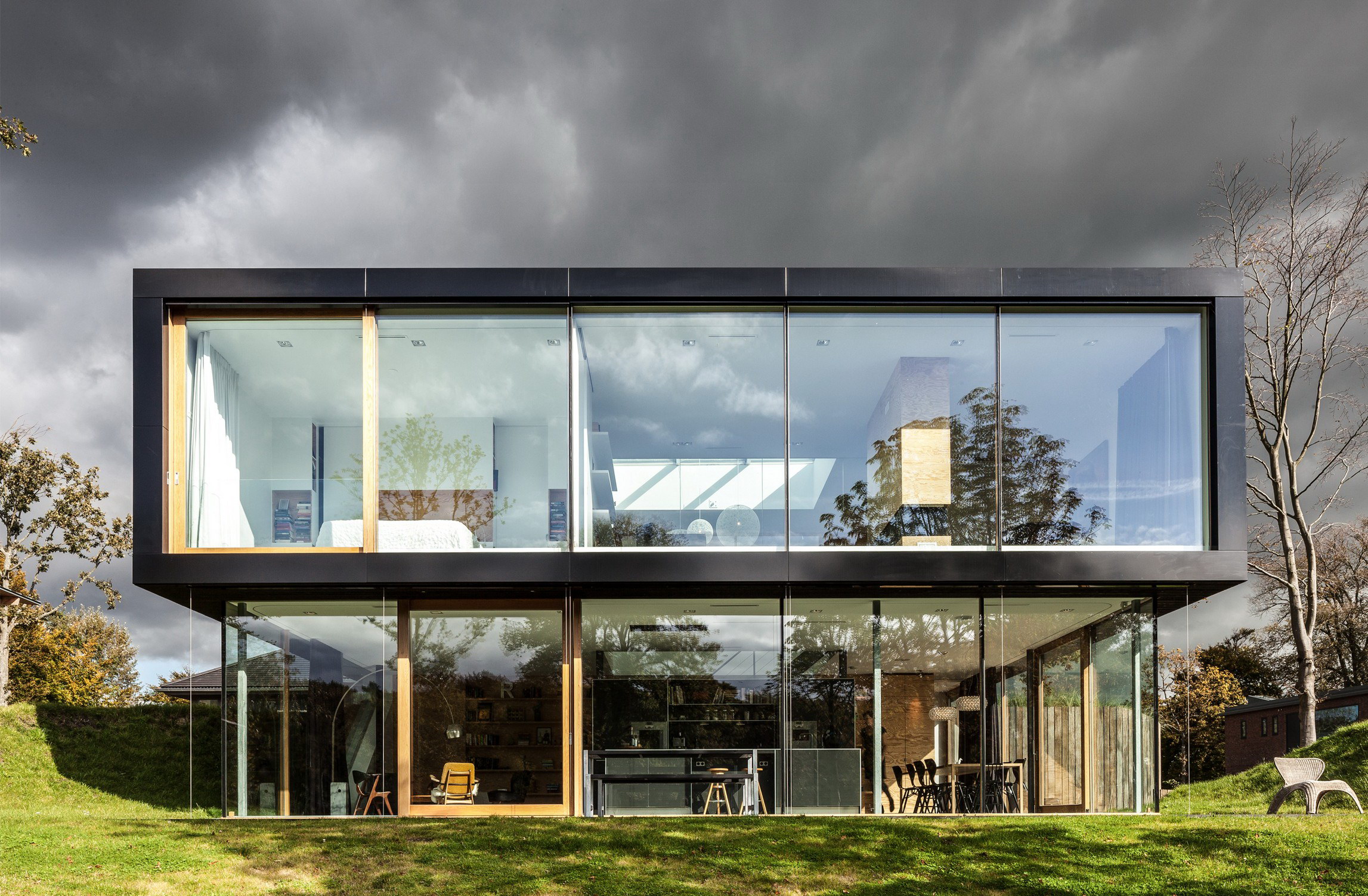 Building shop house. Paul de Ruiter Architects. Дом со стеклянным фасадом. Дом с панорамными окнами. Дом с панорамными стеклами.