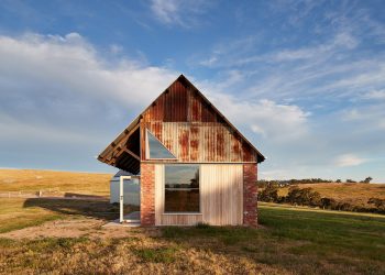 Nulla Vale House and Shed by MRTN Architects