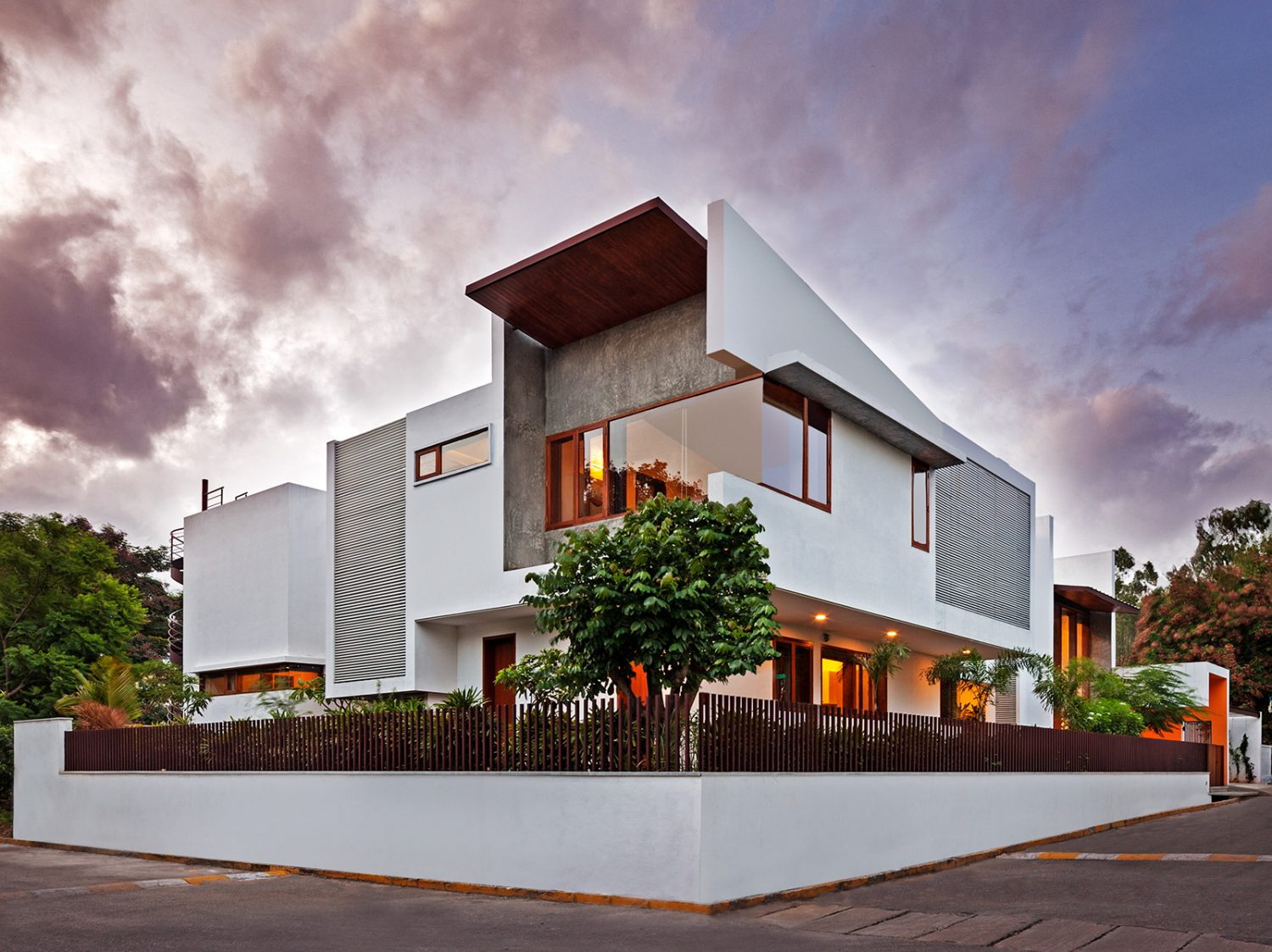 L- Plan House by Khosla Associates