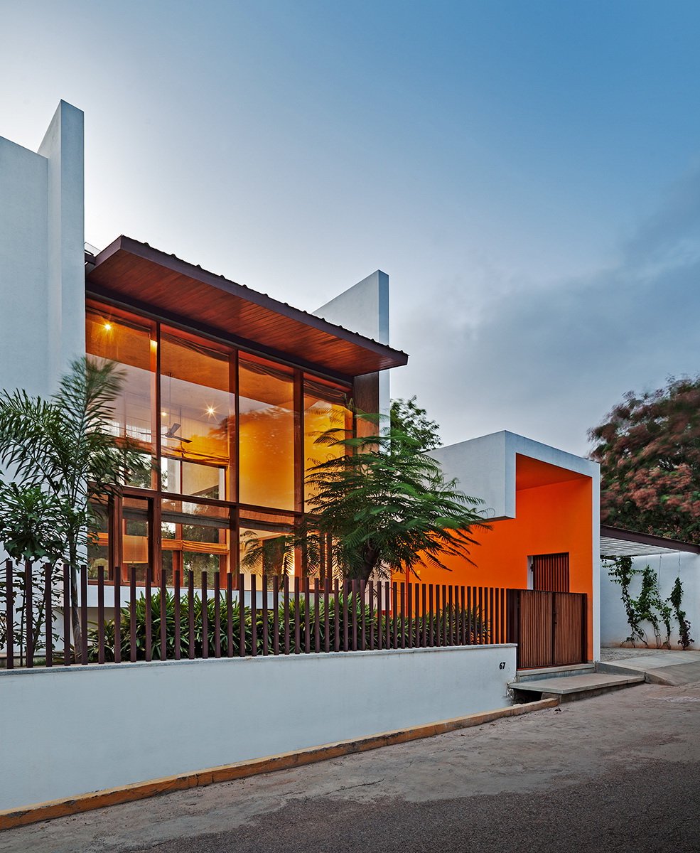 L- Plan House by Khosla Associates