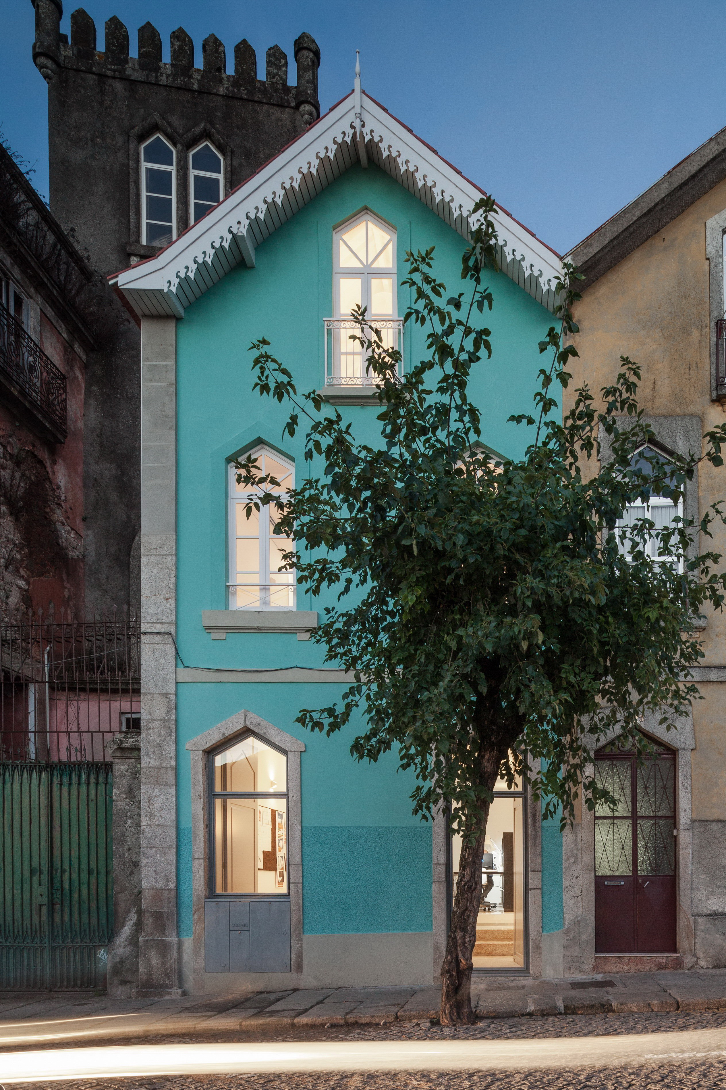 Three Cusps Chalet by Tiago do Vale Arquitectos