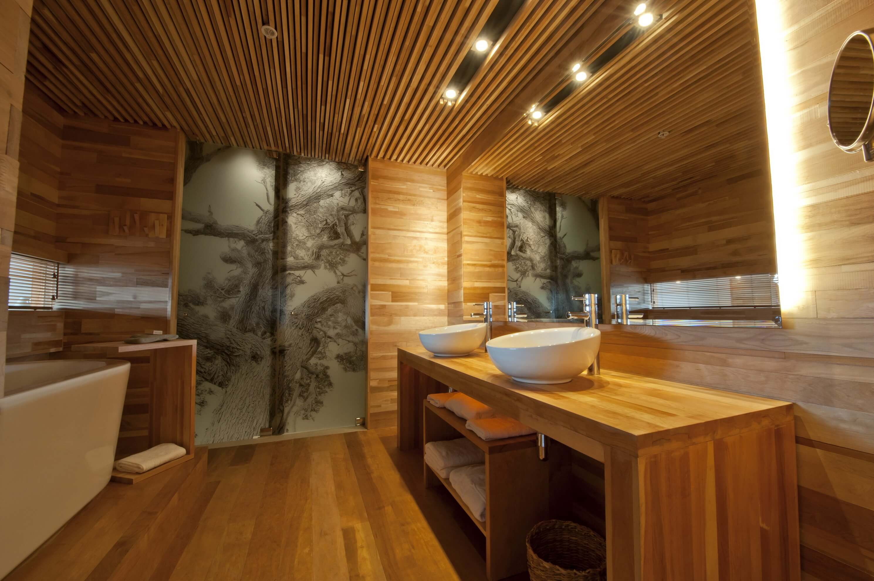 Отделка деревянной комнаты. Ванная отделанная деревом. Ванная комната отделанная деревом. Ванная обшитая деревом. Ванная комната обшитая вагонкой.
