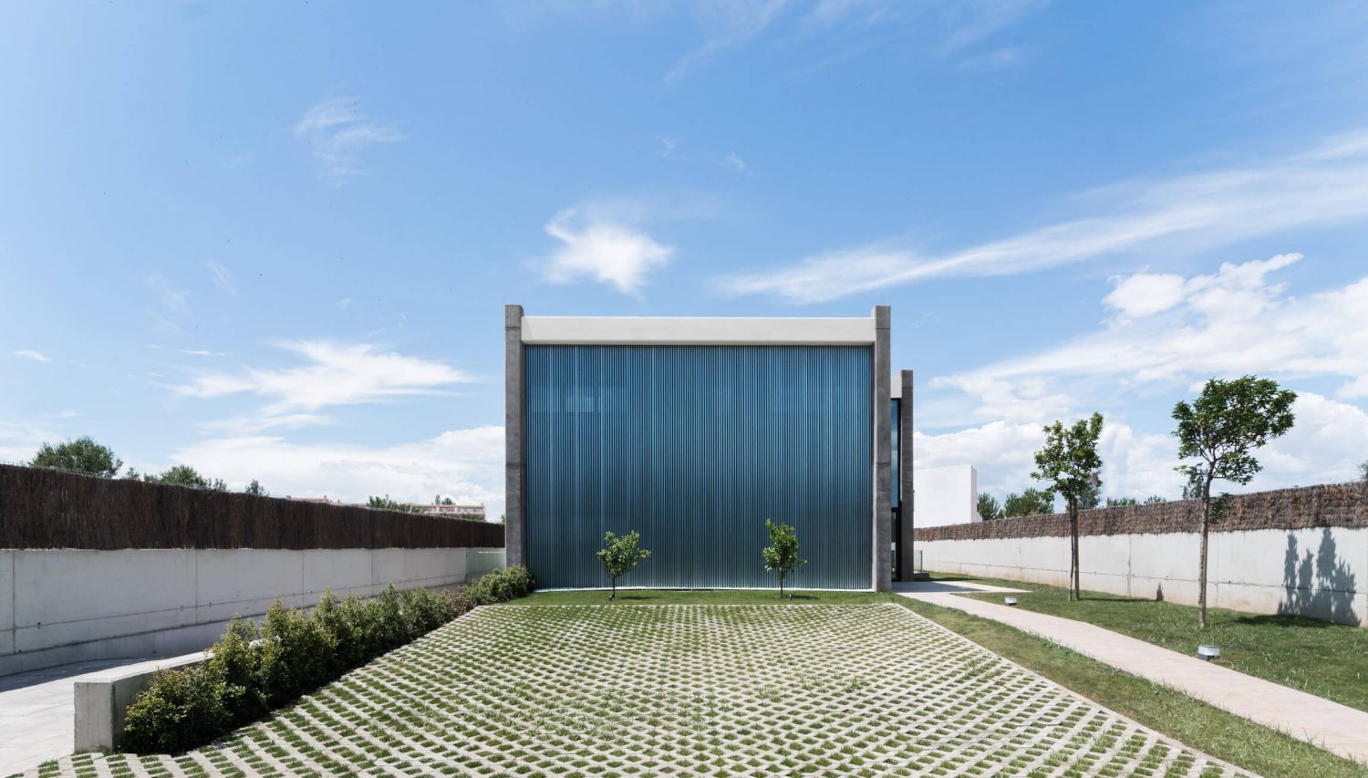 Tangent House by Ruben Muedra Estudio de Arquitectura