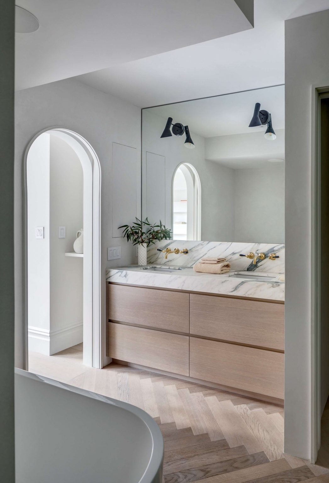 Arch House by Barker Associates Architecture Office | Wowow Home Magazine