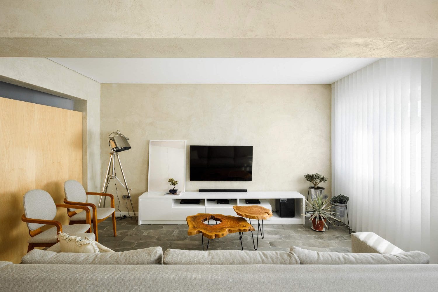 Lar Familiar Apartment by Paulo Moreira Architecture